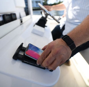 Handyhalter mit wasserdichtem kabellosem Ladegerät ROKK AC-TIVE – 15 W